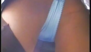 Ladyboy filme pornô mais antigo Ying brinca com seu pau e cu